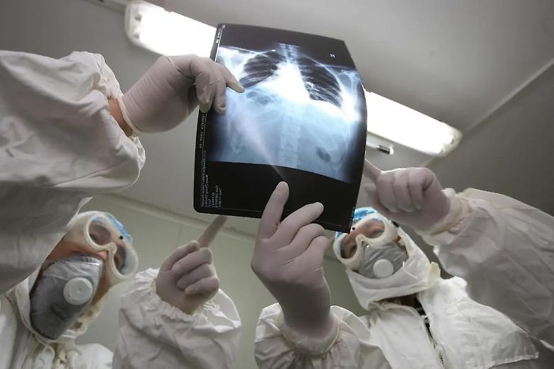 Coronavirus, sale il numero dei morti. La British Airways sospende i voli per la Cina