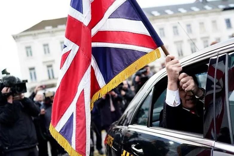 Champagne e nuove monete: Londra festeggia la Brexit