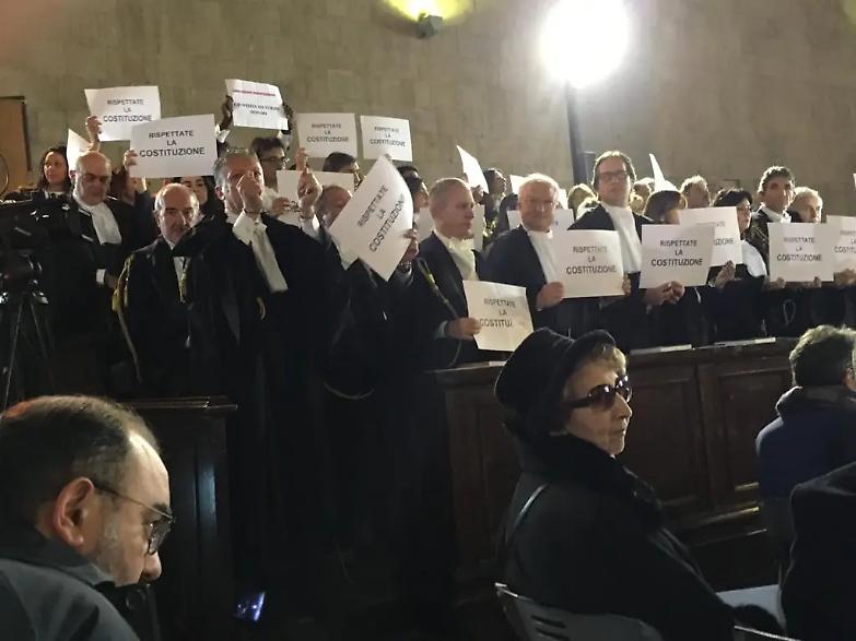 Anno giudiziario, avvocati di Napoli entrano in manette: &laquo;Prescrizione, no alla riforma&raquo;