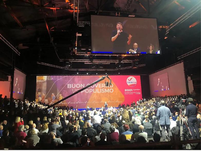 Renzi: "Non siamo un partito di plastica". Ma lo dice dagli studi di Cinecitt&agrave;