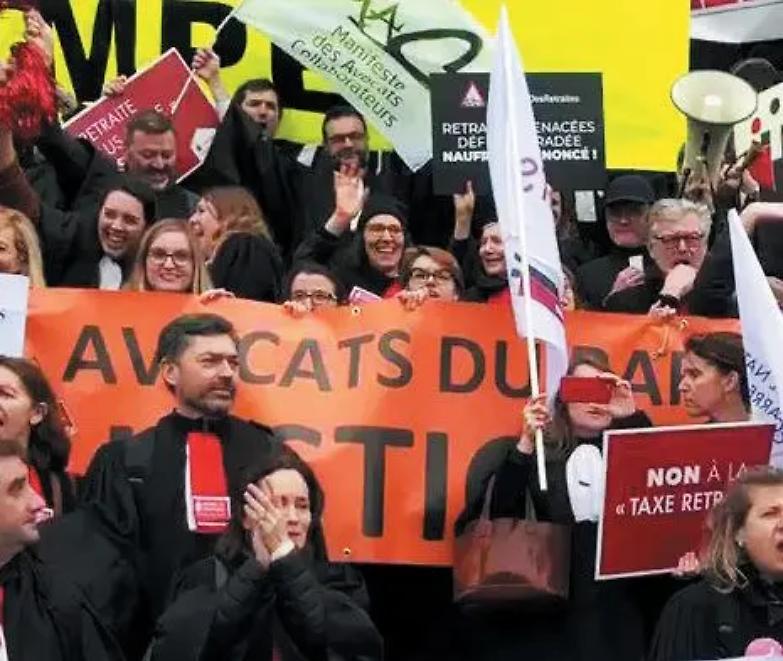 Riforma Macron, avvocati francesi nel giorno dell&rsquo;ira: migliaia in piazza