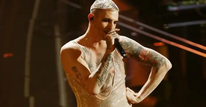 Achille Lauro spiega la sua tutina: "Sono cresciuto nello schifo dell'omofobia"