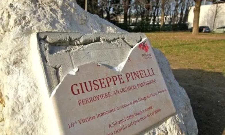 Il fiore di Mario Calabresi per la lapide vandalizzata di Pinelli