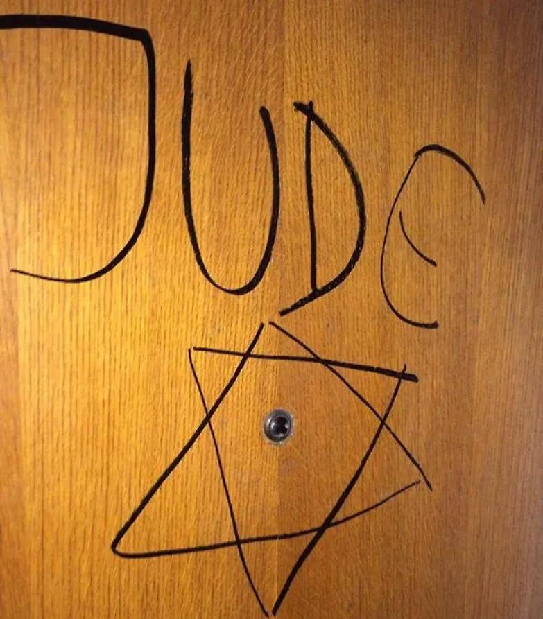 Torino, stella di David e la scritta Jude sulla porta di Marcello Segre