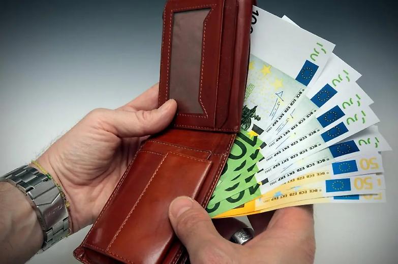 Il referendum del 29 marzo taglier&agrave; i parlamentari: ma a Parigi sono 923 e Londra di pi&ugrave;. Una balla i risparmi