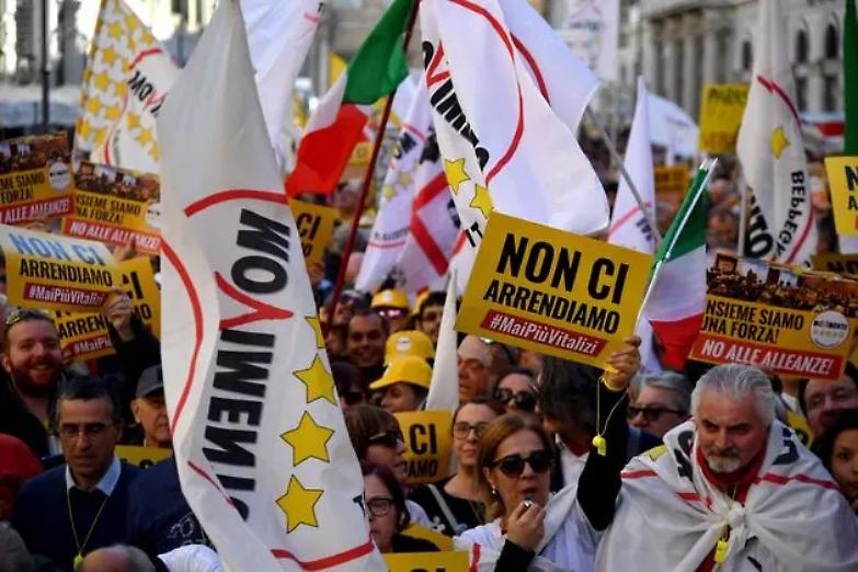I 5 Stelle in piazza contro i vitalizi: "Ma non siamo contro il governo"