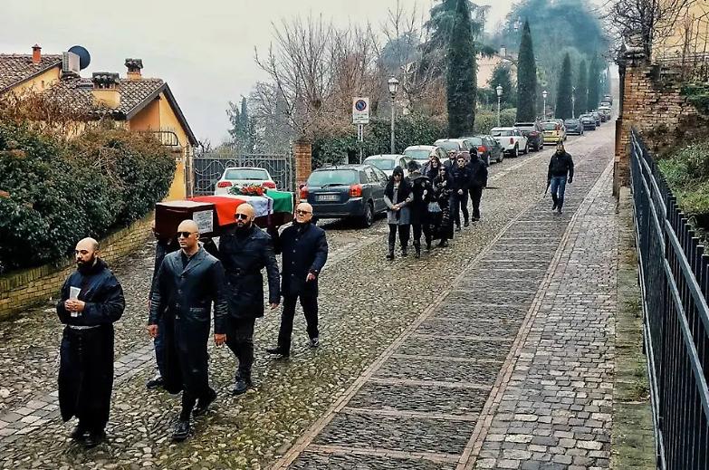 Inscenarono funerale contro le nozze gay, ora ridipingono i muri dell'arcigay
