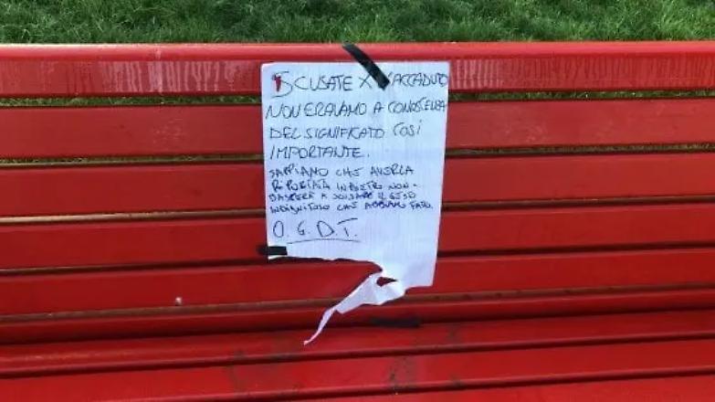 "Scusate, non sapevamo fosse contro il femminicidio". Restituita la panchina rossa rubata a Firenze