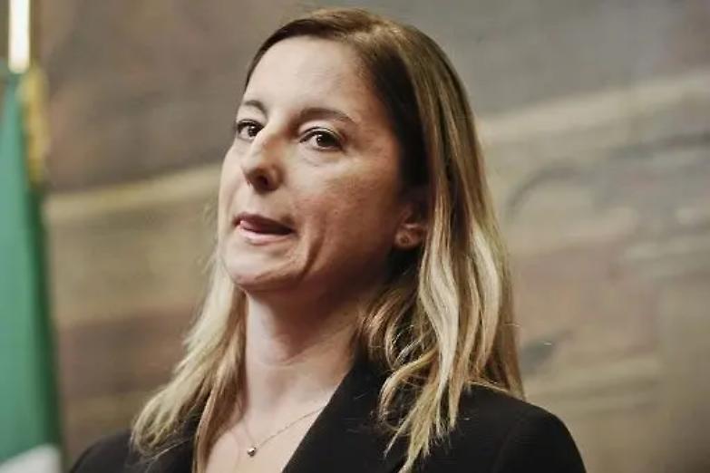 Lombardi a tutto campo: "Via la Raggi da Roma e Rousseau poco trasparente..."