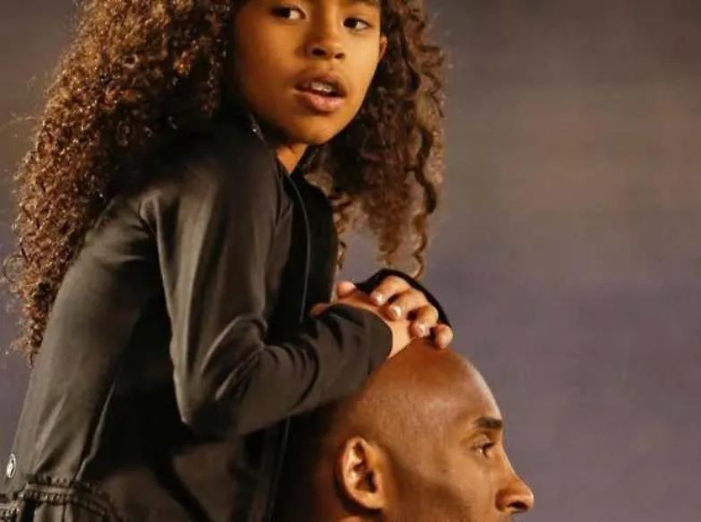L'addio a Kobe Bryant e Gianna: "Ci rivedremo in cielo, amore mio..."