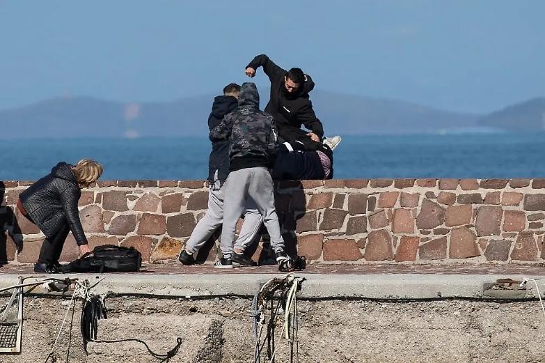 Profughi in fuga dalla Siria. I residenti di Lesbo cacciano donne e bambini