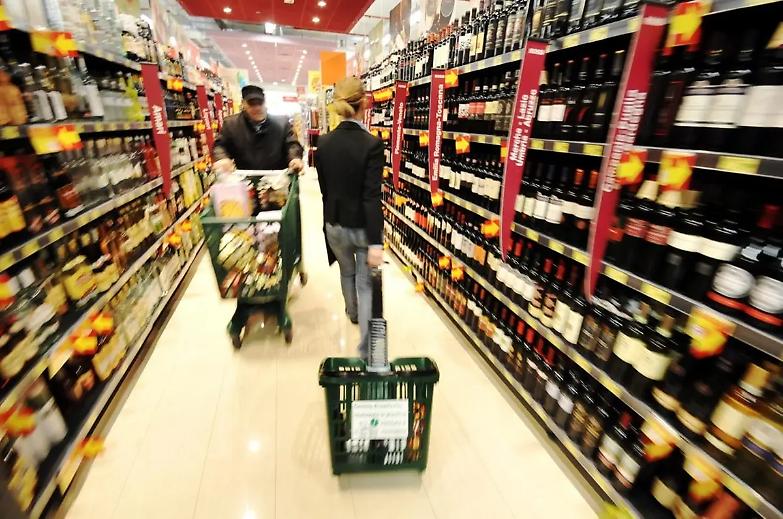 Supermercati pieni: tutti a fare la spesa per superare l'isolamento