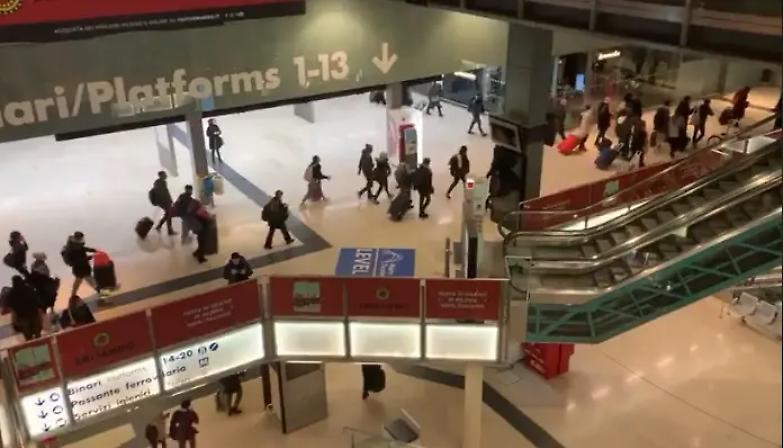 L'assalto notturno (e irresponsabile) ai treni verso il Sud per evitare l'isolamento