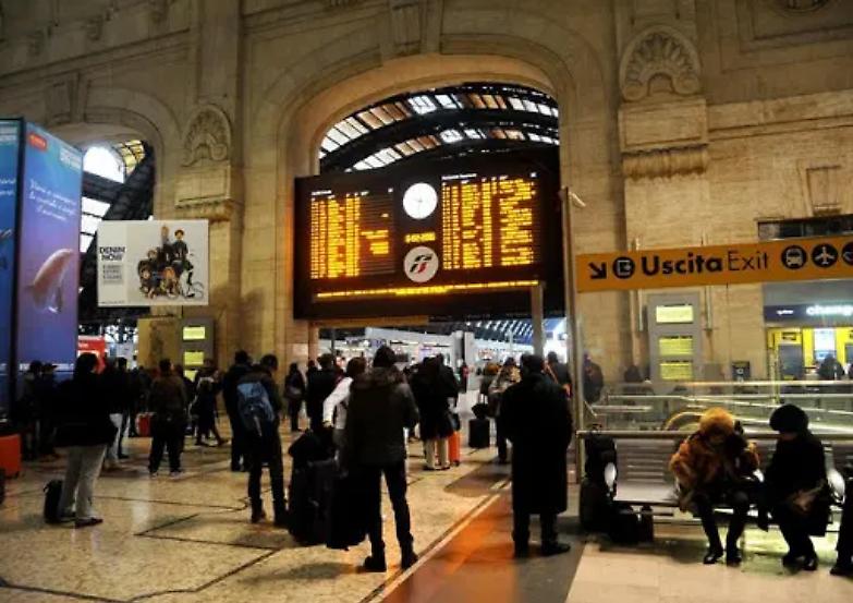 Coronavirus: fuga dalla Lombardia, centinaia in stazione a Milano