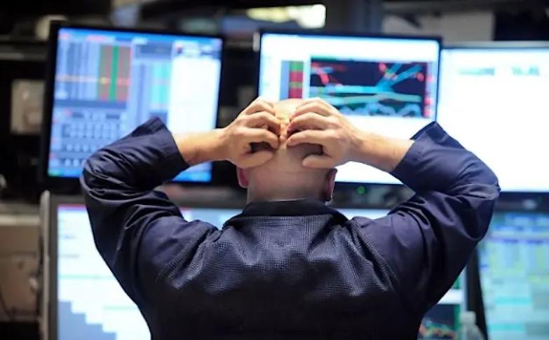 Borse gi&ugrave;, spread su. Il virus ora attacca l'economia