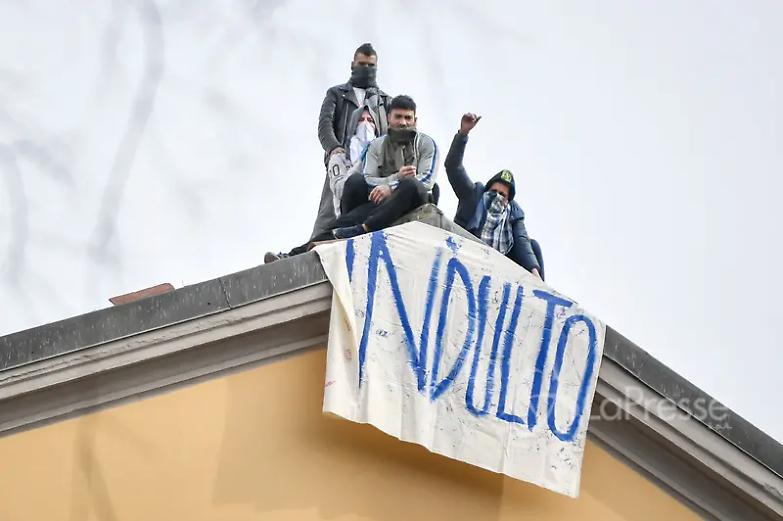 Rivolta nelle carceri: morti, incendi e fughe di massa