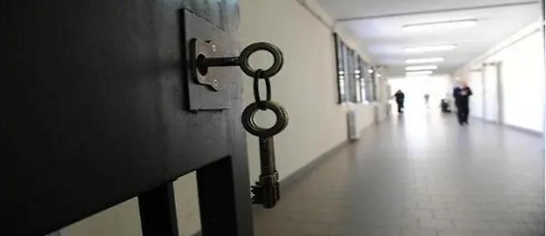 I detenuti di Trieste battono le pentole contro le sbarre delle celle