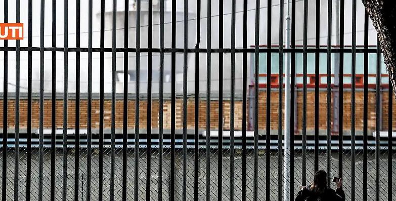 Imprigionati dal nemico invisibile: la toga non pu&ograve; nulla, decidono i camici bianchi