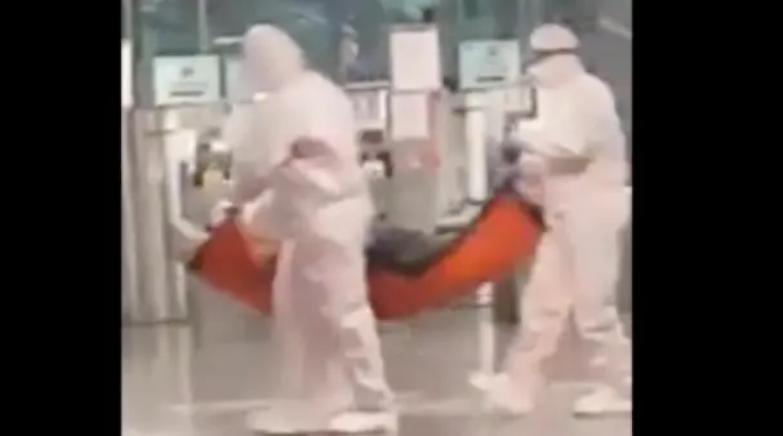 Malore a Termini: il 118 interviene in tuta anti virus - Il video