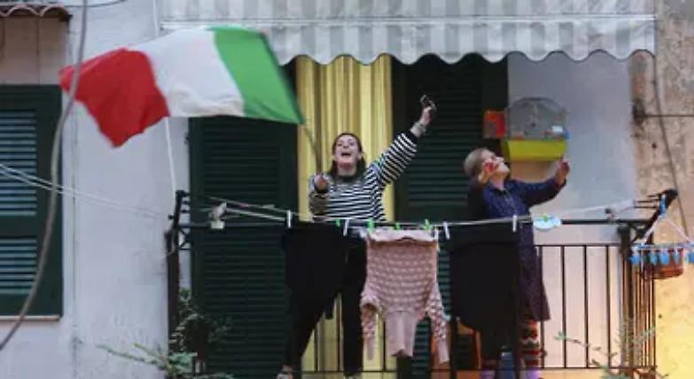 Ore 12: l'italia applaude dai balconi per infermieri e medici in prima linea