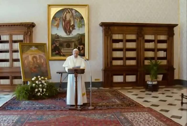Papa Francesco ai sacerdoti: &laquo;In tempi di pandemia non si deve fare il don Abbondio&raquo;