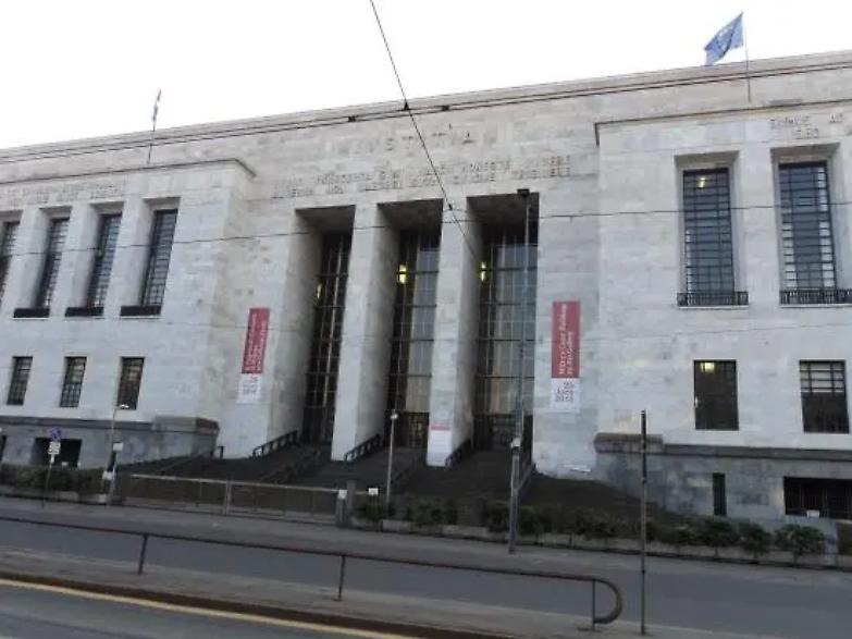 La stretta della procura di Milano: "Denuncia per chiunque passeggi senza motivo"