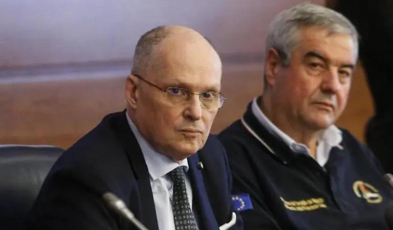 La ricetta di Ricciardi (Oms): "Tamponi solo ai sintomatici e tracciamento elettronico"