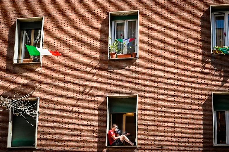 Paese di santi, eroi e delatori....