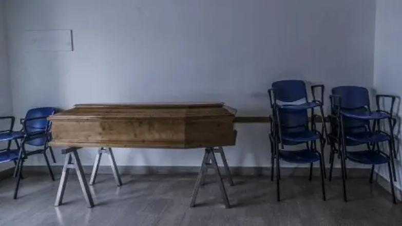 Il sindaco insegnante che accompagna i morti al cimitero: "&egrave; il nostro Virigilio"