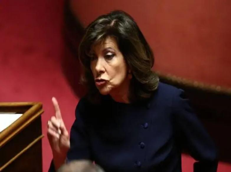 Casellati sgrida i senatori: "Indossate le mascherine e smettete di urlare