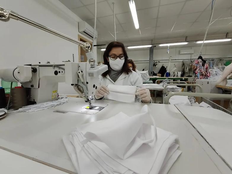 Ecco le sarte per la Patria: dai vestiti d&rsquo;alta moda alle mascherine antivirus