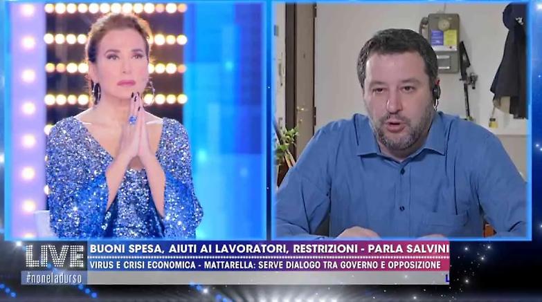 Bufera social sulla preghiera in diretta Tv di Salvini e Barbara D'Urso