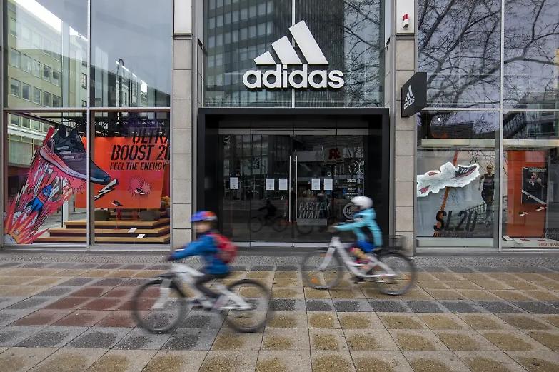 Adidas non paga pi&ugrave; gli affitti. La ministra tedesca: &laquo;Siete indecenti&raquo;
