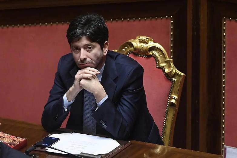 Speranza frena i partiti: &laquo;Non &egrave; il momento di discutere della centralizzazione della sanit&agrave;&raquo;