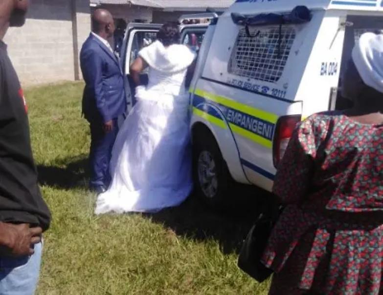 Sposi e prete in manette: hanno violato il lockdown in Sudafrica