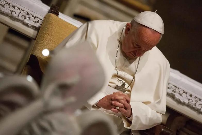 Il Papa: "Prego per chi ha subito una sentenza ingiusta"