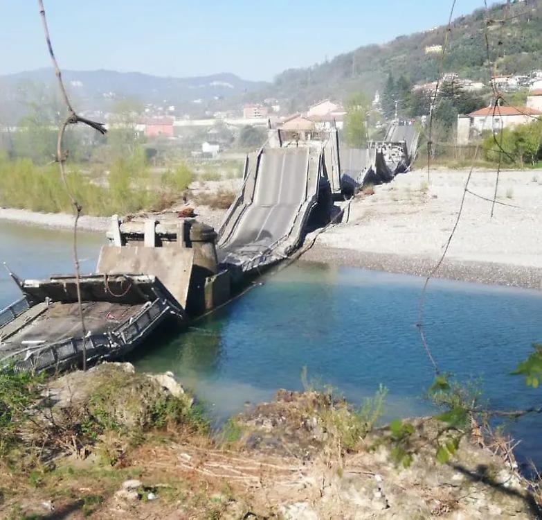 Crolla il ponte sul fiume Magra: precipitano due furgoni | Video