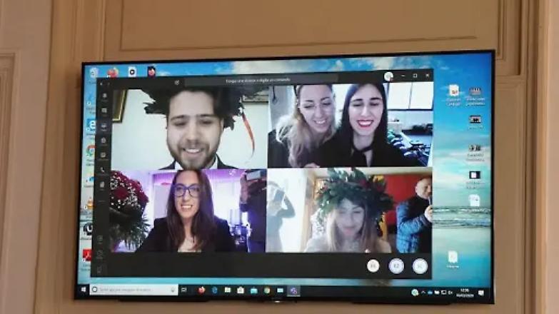 Un po&rsquo; di minimal dietro i personaggi tv. Sullo sfondo l&rsquo;attaccapanni o un citofono