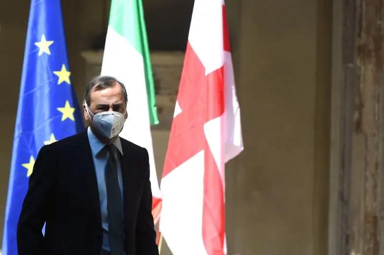 "Doppi turni a scuola e negozi aperti la sera". Il piano di Sala per riaprire Milano