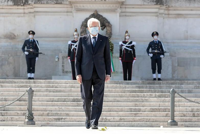 Mattarella da solo all'Altare della Patria per la Liberazione: &laquo;Oggi come ieri, troveremo la forza per ripartire&raquo;