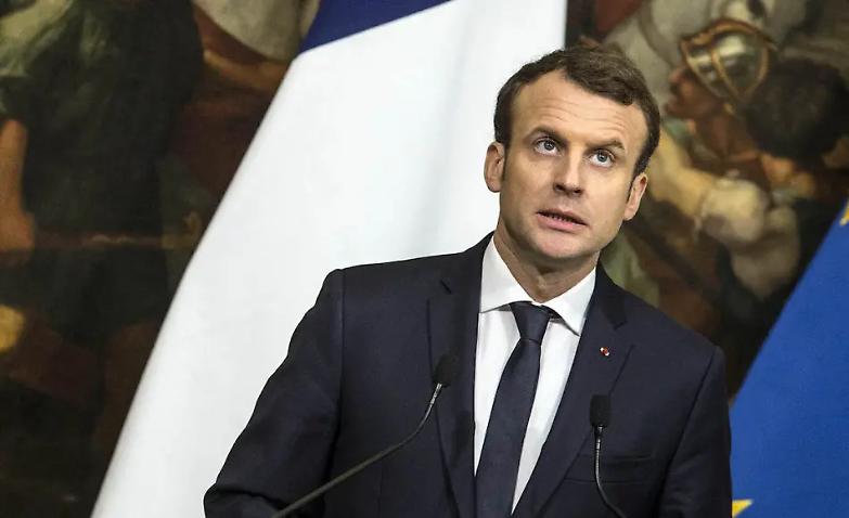 Macron "licenzia" i virologi e pensa direttamente alla "Fase3"