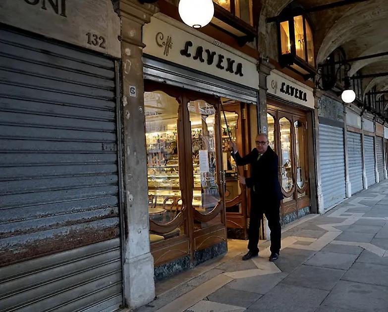 I ristoratori a un passo dal fallimento consegnano le chiavi dei locali ai sindaci