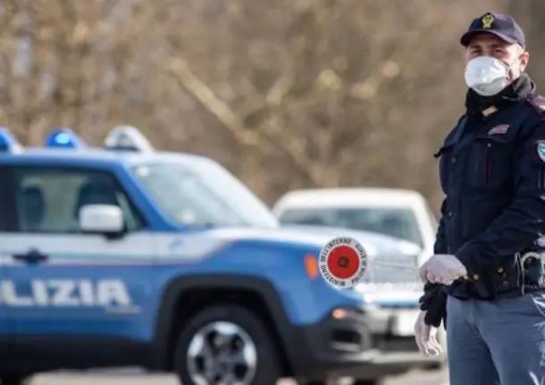 S&igrave; a cugini e fidanzati, no agli amici. E sar&agrave; vietato abbracciarsi