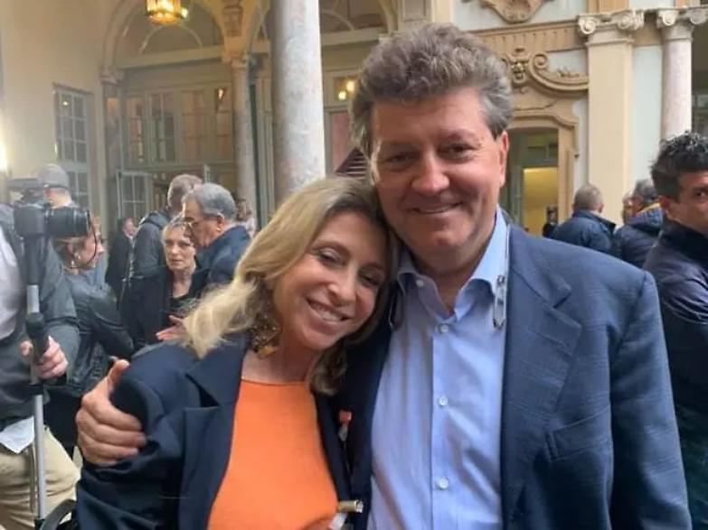 &laquo;Dalle accuse pu&ograve; difendersi, dal Covid no. Liberate mio marito: lo chiede anche il pm&raquo;