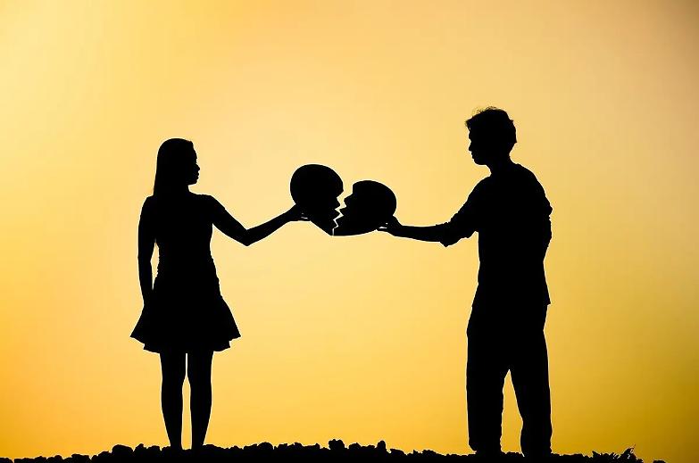 Facciamo chiarezza: non esistono scorciatoie telematiche per divorziare