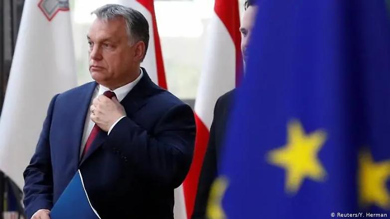 Orban punisce i transgender: vietato il cambio di genere nello stato civile