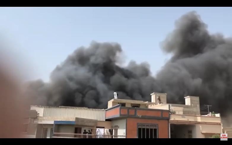 Pakistan, aereo si schianta a Karachi, a bordo 107 persone