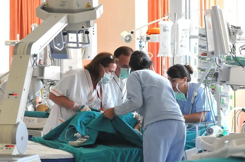 Covid, 130 i decessi in un giorno, ma le terapie intensive cominciano a svuotarsi