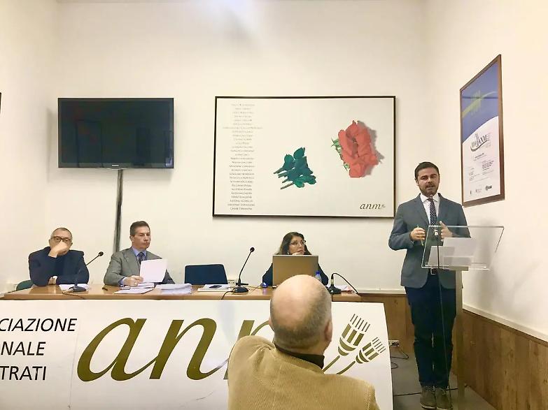 Anm, scatto d&rsquo;orgoglio: &laquo;Non ci scioglierete&raquo;