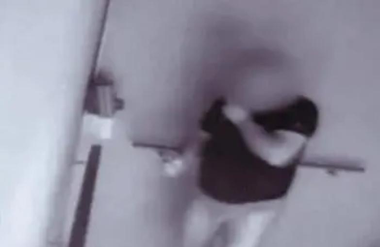 Al lavoro in mutande non &egrave; reato: riabilitato il vigile di Sanremo